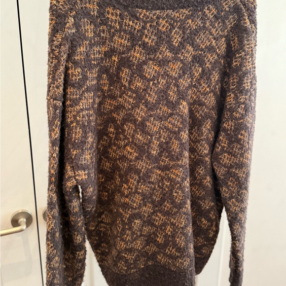 Cozy Black and Brown Women's Sweater - Picture 4 of 4